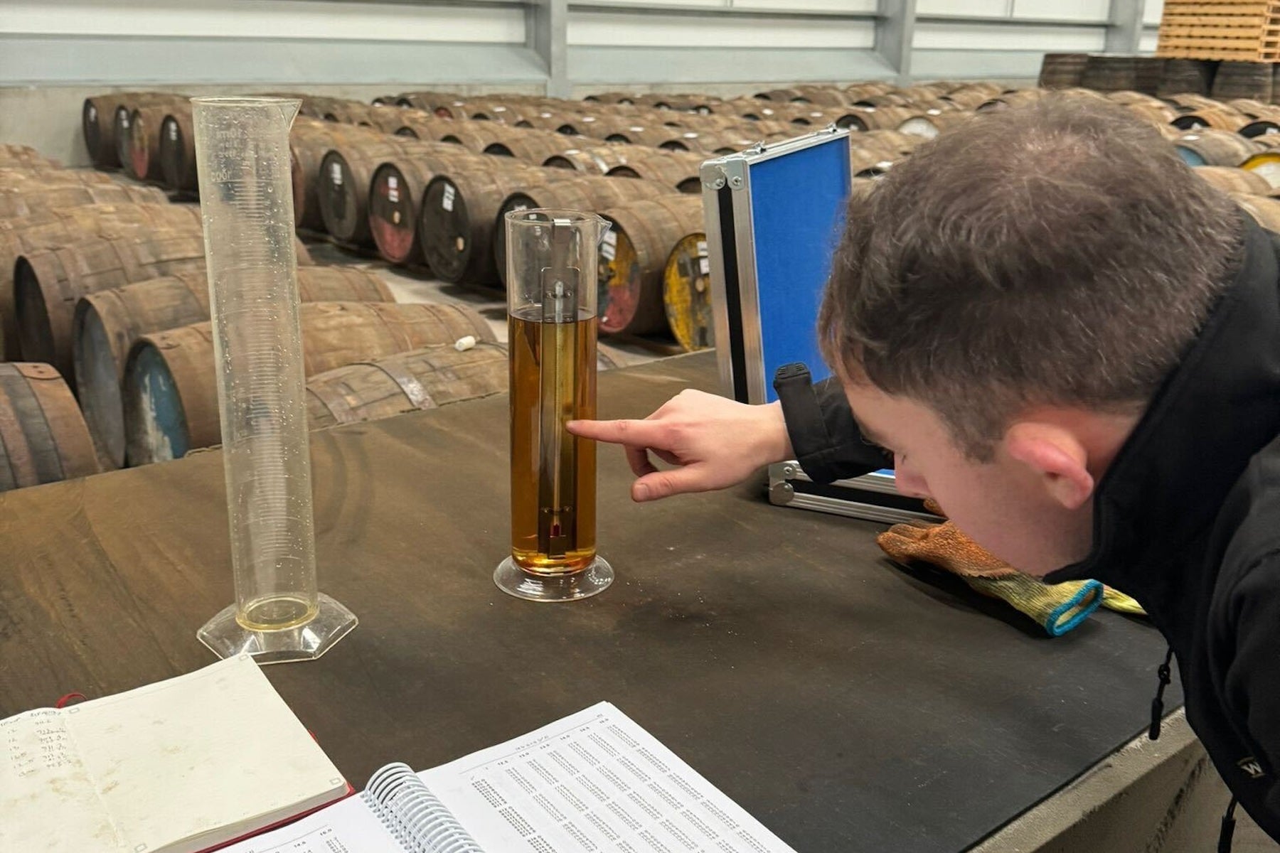 Maintaining whisky casks